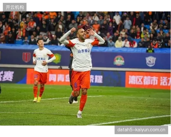 德尔加多替补登场盘活前场，高强度跑动撕开三镇防线肋部空当。